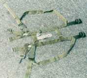 Webbing to hold/release rucksacks during parachute jumps